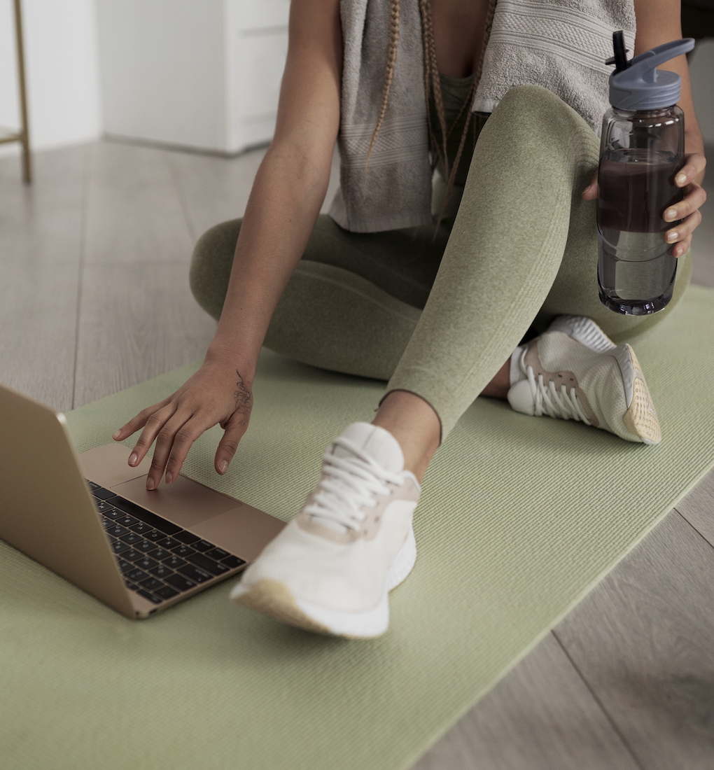 coach sportif en ligne tapis vert ordinateur
